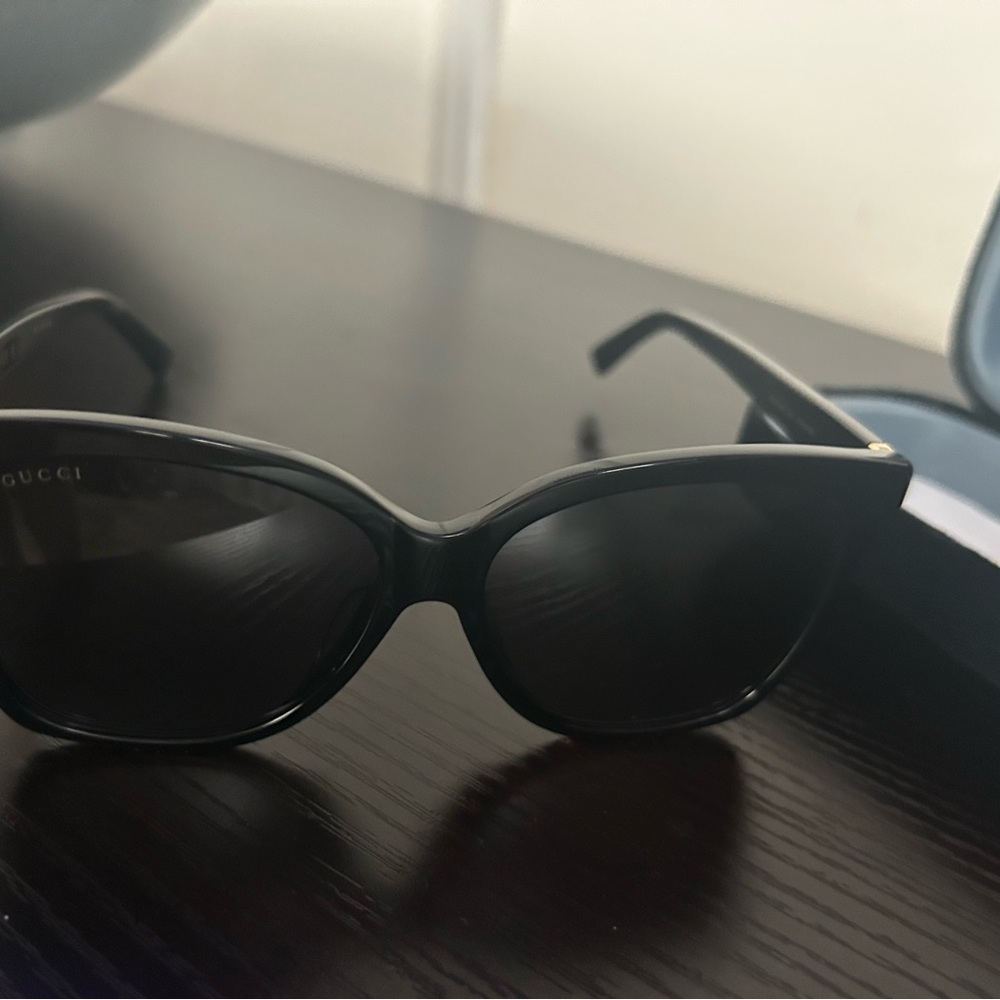 Gucci Elegant Black Women's Sunglasses